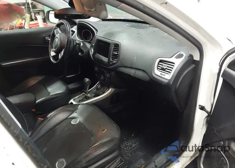 2019 Jeep Compass Latitude 4X4 z USA, uszkodzony, nr VIN 3C4NJDBBXKT813490